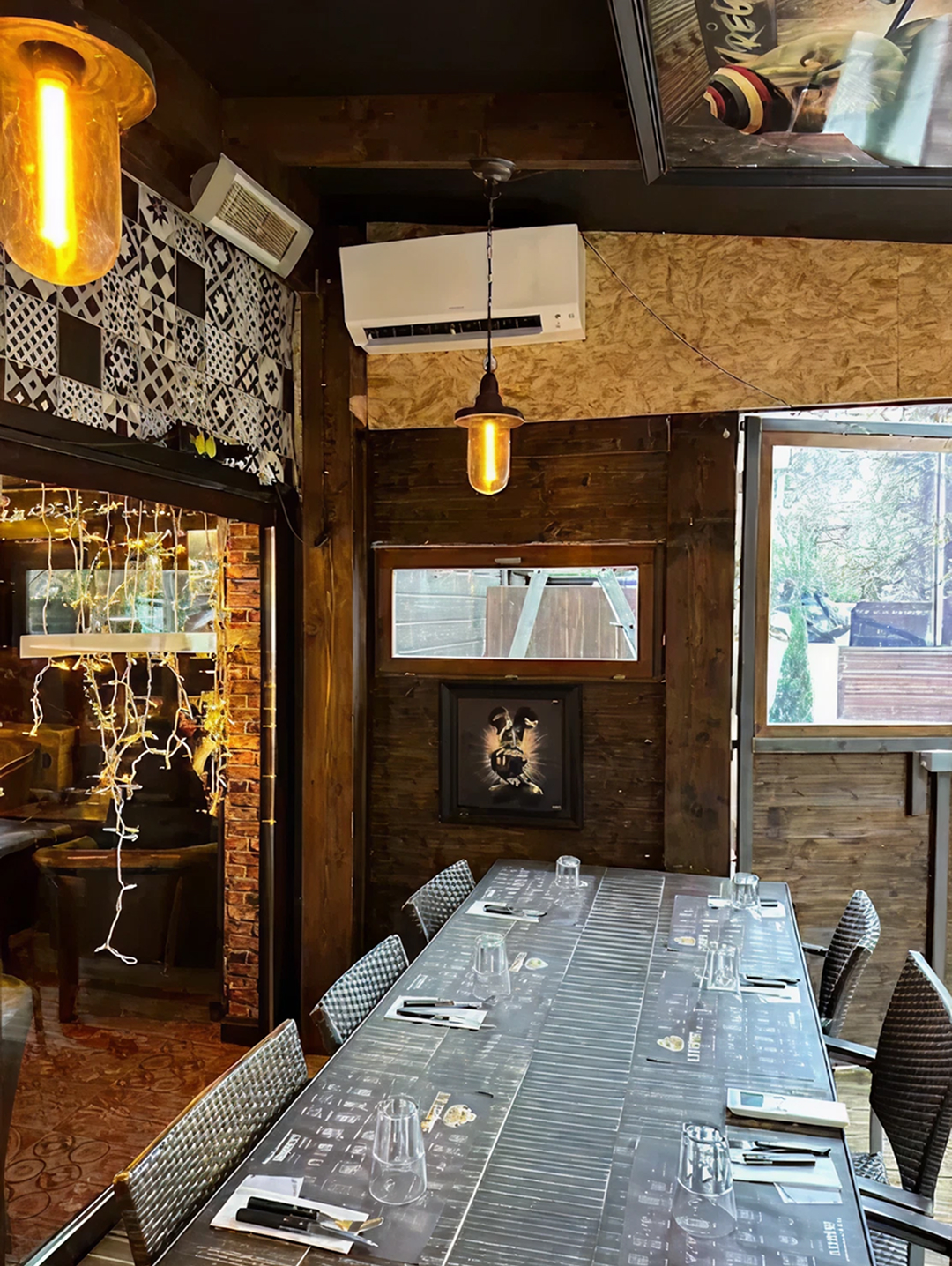 Climatiseur mural Daikin installé dans un restaurant